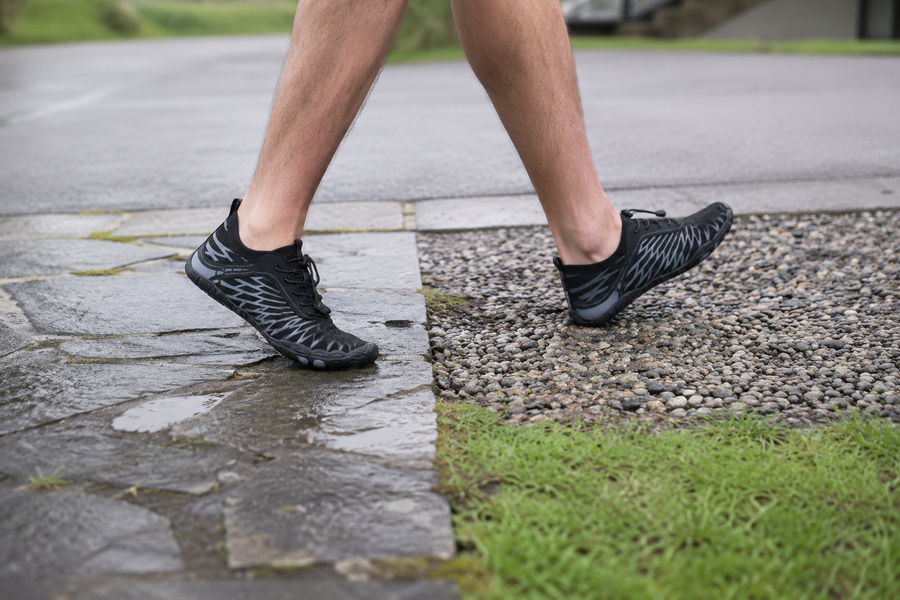 Selorna barefoot shoes gripping uneven rocky ground
